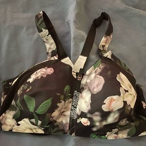 Victoria’s Secret sports bra size 38DD. Never worn.